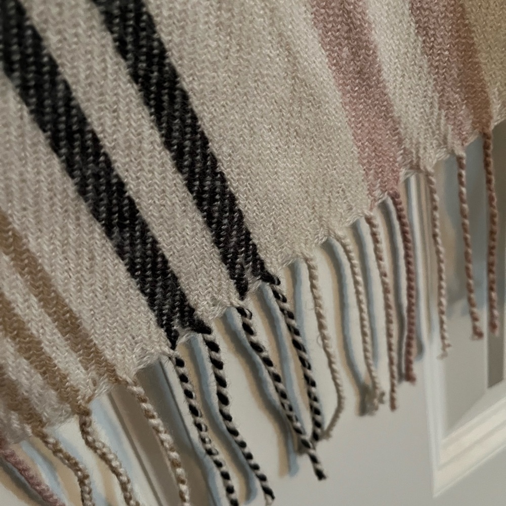 Loft Poncho - Picture 3 of 5